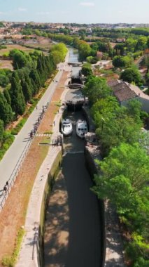 Beziers, Fransa 'daki Canal du Midi kanalında hava görüntüsü. Midi Kanalı, Garonne Kanalı ile birlikte Akdeniz 'i Atlantik Okyanusu' na bağlar..