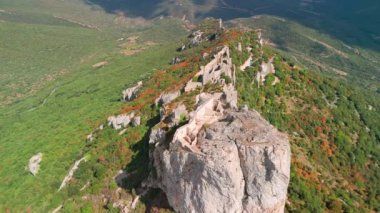 Güney Fransa 'daki Aude Bölümü' ndeki Peyrepertuse Ortaçağ Şatosu 'nun havadan görünüşü. Fransız Pireneleri 'nde bulunan muhteşem tarihi şatonun kalıntıları.