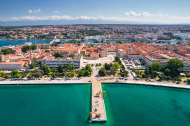 Hırvatistan 'ın Dalmaçya bölgesindeki Zadar kasabasının hava manzarası. Güneşli yaz gününde güzel Zadar şehir manzarası. Zadar Kasabası 'nın tarihi merkezi. UNESCOs 'un Dünya Mirası Alanı