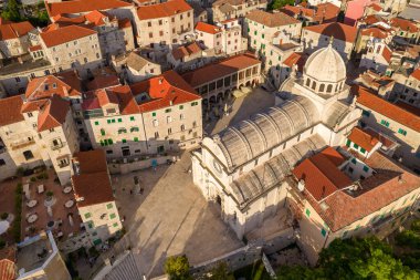 Hırvatistan 'ın Dalmaçya kentindeki Sibenik eski kentinde gün batımında Saint James Katedrali' nin hava manzarası. Hırvatistan 'ın ünlü tarihi ve turistik kasabası. UNESCO Dünya Mirasları Listesi.