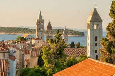 Hırvatistan 'ın başkenti Rab adasındaki bir Rab kasabasının tarihi kuleleri. Katedralin çan kulesi. Kuleleri olan tarihi şehir merkezinin havadan görünüşü. Rab Adası, Dalmaçya bölgesindeki Rab kasabası manzarası