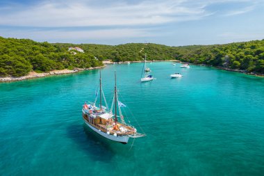 Hırvatistan 'ın Dalmaçya bölgesinde cennet gibi turkuaz deniz suyu koyları olan Rab Adası' nın hava manzaralı güzel sahili. Paradisiacal körfezlere demirlemiş yelkenliler ve vahşi plajlar.. 