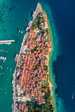 Hırvat adası Rab 'binasındaki Rab şehri. Katedralin çan kulesi. Hırvatistan 'ın başkenti Dalmaçya' nın Rab Adası 'ndaki ünlü Haham kasabasında kuleleri bulunan tarihi kent merkezinin yukarıdan görünüşü