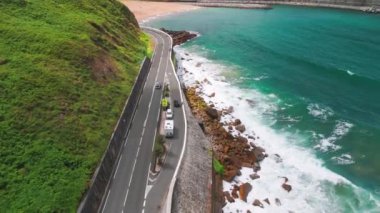 İspanya 'nın kuzeyinde, Bask Bölgesi' nde Cantabrian Denizi 'nde büyüleyici bir balıkçı köyü olan Zumaia' ya giden Picturesque kıyı yolu..