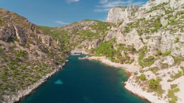 Fransa 'nın güneyindeki Marsilya yakınlarındaki Akdeniz kıyısındaki Calanque de Morgiou' nun hava manzarası. Calanques Ulusal Parkı 'nın bir parçası, bu cennet gibi yer mükemmel bir yaz seyahati yeri.