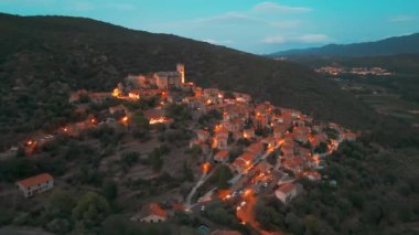 Geceleri Eus 'un havadan görünüşü, Fransa' nın en güzel köylerinden biri olan Fransa 'nın Pyrenees dağlarındaki ortaçağ tepe kasabası ve popüler bir turizm beldesi.