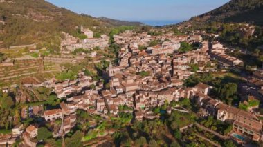 Mallorca 'daki Valldemossa kasabasının havadan görüntüsü. Valldemossa Charterhouse, gün batımında, Mayorka, Balearic adaları, İspanya. Gündoğumunda tarihi Kartaca Manastırı Valldemossa ve diğer binalar