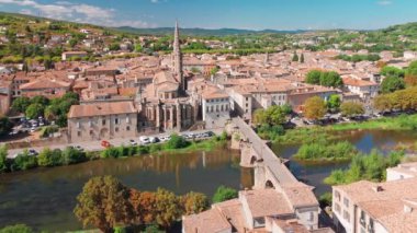 Fransa 'nın güneyindeki Limoux kasabasındaki Aude nehri üzerindeki Saint Martin Kilisesi ve Pont neuf köprüsünün hava manzarası.