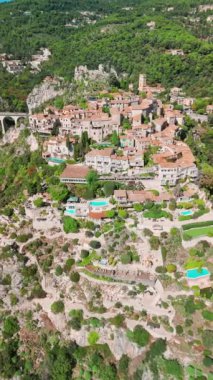 Akdeniz kıyısındaki ortaçağ köyü Eze 'nin havadan görünüşü, Fransız Riviera, Fransa. Eze 'nin tarihi kasabası, nefes kesici manzaralar ve turkuaz deniz sularıyla çevrili bir tepenin üzerine tünemişti.