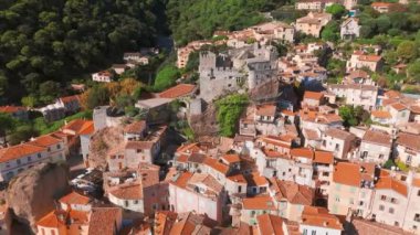 Fransız Rivierası 'ndaki Akdeniz' e tepeden bakan ortaçağ Roquebrune-Cap-Martin köyünün havadan görünüşü. Fransa 'daki tarihi Ortaçağ Roquebrune Şatosu