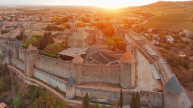 Ortaçağ şehri Carcassonne 'un havadan görünüşü ve güney Fransa' daki gündoğumunda bulunan kale. Güzel sabah aydınlığında ikonik ortaçağ kuleleriyle ünlü tarihi kale.