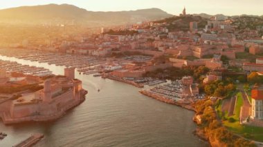 Güney Fransa 'da, Marsilya' daki tarihi Vieux Limanı 'nın hava manzarası. Güzel bir yaz sabahı, Fransa 'nın en büyük ikinci şehri olan Marsilya şehir manzarasına vurgu yapıyor.