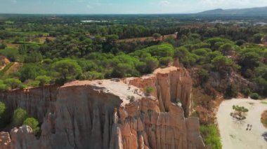 Les Orgues Ille sur Tet, Pyrenees Orientales, Languedoc Roussillon, Fransa 'da jeolojik alan. Ille sur Tet 'in ya da peri bacalarının havadan görünüşü. 