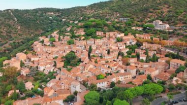 Fransız Rivierası 'ndaki Bormes-les-Mimosas köyünün hava manzarası. Tarihi ortaçağ evleri Güney Fransa 'daki Akdeniz kıyısına bakan bir tepeye kurulmuştur..