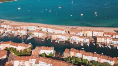 Fransa 'nın güneydoğusundaki Port Grimaud, Provence Alpes Cote dAzur bölgesinin hava görüntüsü. Fransız Rivierası 'ndaki güzel marina. Grimaud Limanı 'ndaki renkli evler ve tekneler