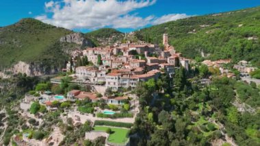 Akdeniz kıyısındaki ortaçağ köyü Eze 'nin havadan görünüşü, Fransız Riviera, Fransa. Eze 'nin tarihi kasabası, nefes kesici manzaralar ve turkuaz deniz sularıyla çevrili bir tepenin üzerine tünemişti.
