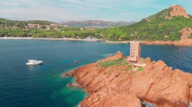 Yaz boyunca Fransız Rivierası 'ndaki Ile DOr' un hava manzarası. Güzel kayalık kıyı şeridi Akdeniz 'in turkuaz sularıyla Fransa' nın güneyindeki Cote dAzur boyunca kesişiyor.