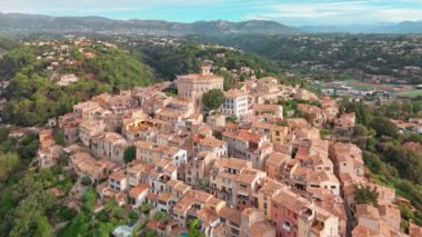 Cagnes-sur-Mer, Cote dAzur, Fransa 'daki büyüleyici Hauts de Cagnes köyünün hava manzarası. Fransız Rivierası 'ndaki tarihi tepe köyünün insansız hava aracı manzarası.