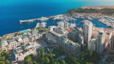 Monaco 'daki Monte-Carlo kumarhanesinin havadan görüntüsü. Otelin önünde lüks süper arabalar var. Monako Prensliği 'nin şehir merkezi. Monaco, Monte Carlo 'daki ünlü kumarhane ve lüks binalar.