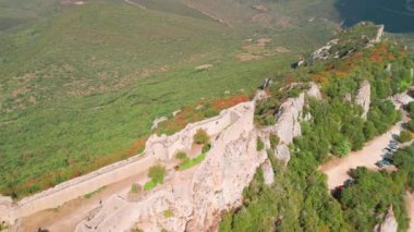 Güney Fransa 'daki Aude Bölümü' ndeki Peyrepertuse Ortaçağ Şatosu 'nun havadan görünüşü. Fransız Pireneleri 'nde bulunan muhteşem tarihi şatonun kalıntıları.