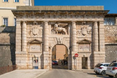 Hırvatistan 'ın Zadar kenti - 16 Haziran 2023: Zadar Şehri' ne Tarihi Kara Kapısı, Dalmaçya bölgesi, Hırvatistan. 1543 'te inşa edildi ve hala şehrin en güzel Rönesans binalarından biri.. 
