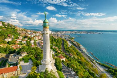 Faro della Vittoria deniz feneri güneşli bir günde, Trieste City, İtalya 'da. İtalya 'nın Akdeniz kıyısındaki Trieste kentinin havadan görünüşü. Tarihi deniz feneri, yakın plan.