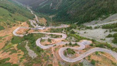 Gerber Vadisi boyunca uzanan, İspanya 'nın Katalonya bölgesindeki Pirene Dağları' nın hava manzarası. İspanyol Pirenelerinde Serpentine Yolu