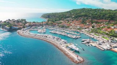Akdeniz 'in Fransız Rivierası' ndaki Cap Ferrat Burnu 'ndaki Saint-Jean-Cap-Ferrat tatil köyünün hava manzarası. Saint Jean Cap Ferrat Limanı, Fransa. Cote dAzur 'da lüks seyahat varış yeri