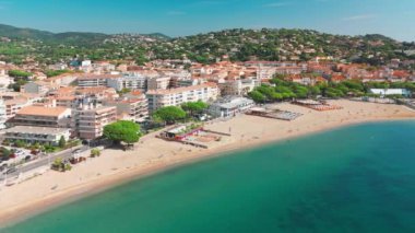 Fransa 'nın güneyindeki Fransız Riviera kıyısındaki Sainte-Maxime tatil köyünün hava manzarası. Cote dAzur 'un çarpıcı sahil şeridinin güzel manzarası. Güzel Sainte-Maxime plajı