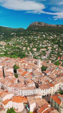 Ortaçağ şehri Vence 'in havadan görünüşü. Vence kasabası Fransa 'nın güneyinde Nice ve Antibes arasında Provence-Alpes-Cote dAzur bölgesinde Alpes Maritimes şubesinin tepelerinde kurulmuştur..
