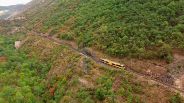 Mont-Louis, Pirenes-Orientales, Fransa 'daki Pyrenees Dağları' ndaki küçük sarı trenin hava manzarası. Le Petit Treni, Fransız Pirenesi 'nde popüler bir turistik ilgi odağı.