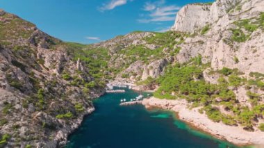 Fransa 'nın güneyindeki Marsilya yakınlarındaki Akdeniz kıyısındaki Calanque de Morgiou' nun hava manzarası. Calanques Ulusal Parkı 'nın bir parçası, bu cennet gibi yer mükemmel bir yaz seyahati yeri.