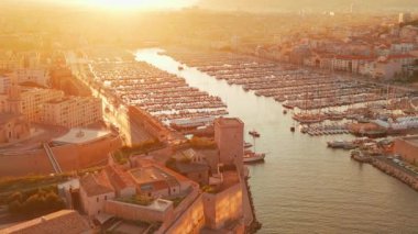 Güney Fransa 'da, Marsilya' daki tarihi Vieux Limanı 'nın hava manzarası. Güzel bir yaz sabahı, Fransa 'nın en büyük ikinci şehri olan Marsilya şehir manzarasına vurgu yapıyor.