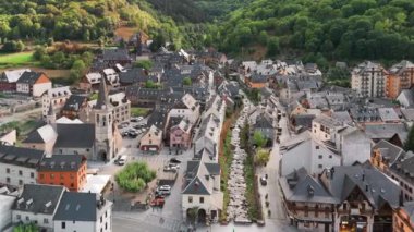 Vieha, Aran, Katalonya, İspanya 'nın hava manzarası. Büyüleyici kasaba İspanyol Pirene Dağları 'na kurulmuş.