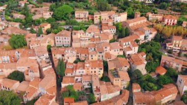Fransız Rivierası 'ndaki Bormes-les-Mimosas köyünün hava manzarası. Tarihi ortaçağ evleri Güney Fransa 'daki Akdeniz kıyısına bakan bir tepeye kurulmuştur..