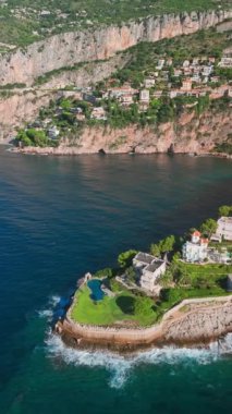 Nice ve Monako arasındaki Fransız Riviera kıyı şeridi havadan görünüyor. Lüks villalar yazın muhteşem Cote dAzur boyunca Akdeniz boyunca uzanır.