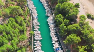 Fransa 'nın güneyindeki Cassis Köyü yakınlarındaki Akdeniz kıyısındaki Calanque de Port Miou' nun hava manzarası. Calanques Ulusal Parkı 'nın bir parçası. Bir sürü yelkenli teknesi olan dar bir fiyort.