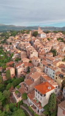 Cagnes-sur-Mer, Cote dAzur, Fransa 'daki büyüleyici Hauts de Cagnes köyünün hava manzarası. Fransız Rivierası 'ndaki tarihi tepe köyünün insansız hava aracı manzarası.