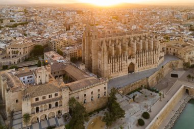 Gün doğumunda Santa Maria Katedrali, Palma de Mallorca, Mallorca, Balear Adaları, İspanya. Majorca adasındaki Columbarios La Seu 'nun hava manzarası.