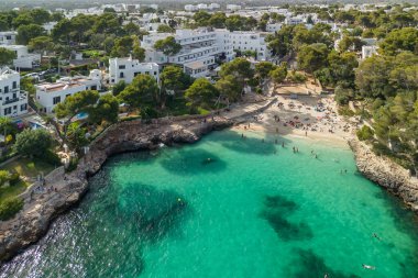 İspanya 'nın Balearic Adaları, Mallorca' daki Cala Petita plajının hava manzarası. Turkuaz su limanı ve beyaz kum plajı olan güzel Akdeniz kıyıları. Mallorca seyahat yeri