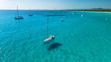 Güzel, modern bir yelkenli, İspanya 'nın Balear Adaları, Mallorca' daki Akdeniz 'in inanılmaz turkuaz sularında demirlemiştir. Yatçılık, seyahat ve aktif yaşam tarzı konsepti