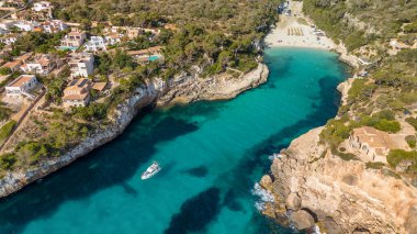 İspanya, Balearic Adaları, Mallorca 'daki Cala Llombards plajının hava manzarası. Turkuaz su limanı ve beyaz kumsal sahili ile Akdeniz kıyılarını sersemletiyor. Mallorca seyahat noktaları