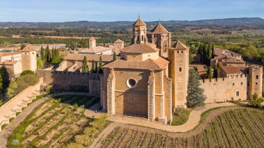 İspanya Katalonya 'daki Santa Maria de Poblet Kraliyet Manastırı' nın havadan görünüşü. Güneşin doğuşunda Santa Maria de Poblet Reial Monestir 'de. İspanya 'daki güzel tarihi Poblet manastırı.