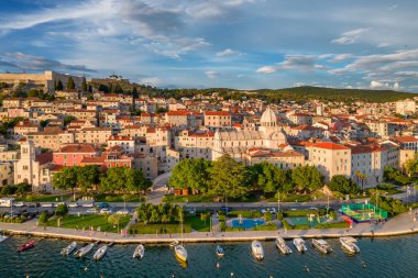 Hırvatistan 'ın Dalmaçya kentindeki Sibenik eski kentinde gün batımında Saint James Katedrali' nin hava manzarası. Hırvatistan 'ın ünlü tarihi ve turistik kasabası. UNESCO Dünya Mirasları Listesi.