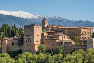 Granada, Endülüs, İspanya 'da güneşli bir günde tarihi Alhambra Sarayı. Eski Arap kalesi Alhambra