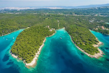 Hırvatistan 'ın Dalmaçya bölgesinde cennet gibi turkuaz deniz suyu koyları olan Rab Adası' nın hava manzaralı güzel sahili. Paradisiacal körfezlere demirlemiş yelkenliler ve vahşi plajlar.. 