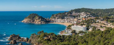 Costa Brava Akdeniz kıyısındaki Tossa de Mar kasabası Katalonya, İspanya. Turkuaz renkli suyu olan güzel bir sahil ve yaz boyunca Katalonya 'da Tossa de Mar kalesi. Panorama çekimi