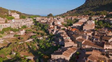 Mallorca 'daki Valldemossa kasabasının havadan görüntüsü. Valldemossa Charterhouse, gün batımında, Mayorka, Balearic adaları, İspanya. Gündoğumunda tarihi Kartaca Manastırı Valldemossa ve diğer binalar