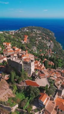 Fransız Rivierası 'ndaki Akdeniz' e tepeden bakan ortaçağ Roquebrune-Cap-Martin köyünün havadan görünüşü. Fransa 'daki tarihi Ortaçağ Roquebrune Şatosu