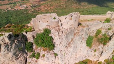 Güney Fransa 'daki Aude Bölümü' ndeki Peyrepertuse Ortaçağ Şatosu 'nun havadan görünüşü. Fransız Pireneleri 'nde bulunan muhteşem tarihi şatonun kalıntıları.
